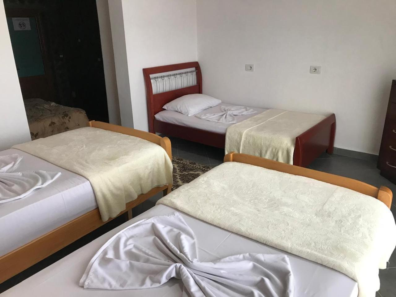 Bixhaku Guesthouse Gjirokaster Room photo